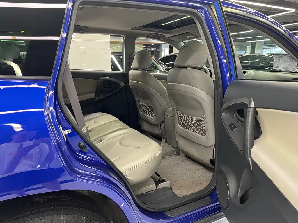 Toyota RAV4 — миниатюра 9
