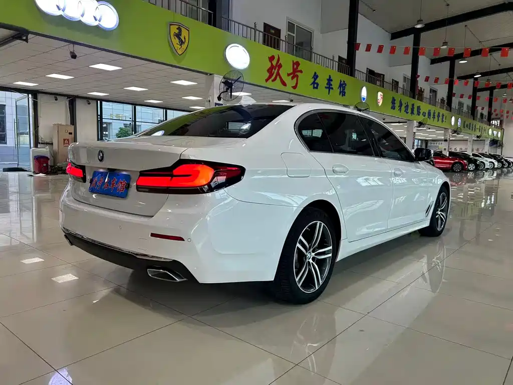 BMW 5 Series — миниатюра 8