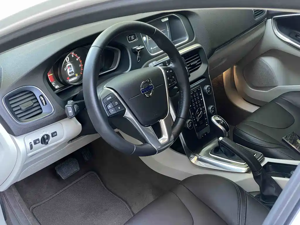 Volvo V40 — миниатюра 10