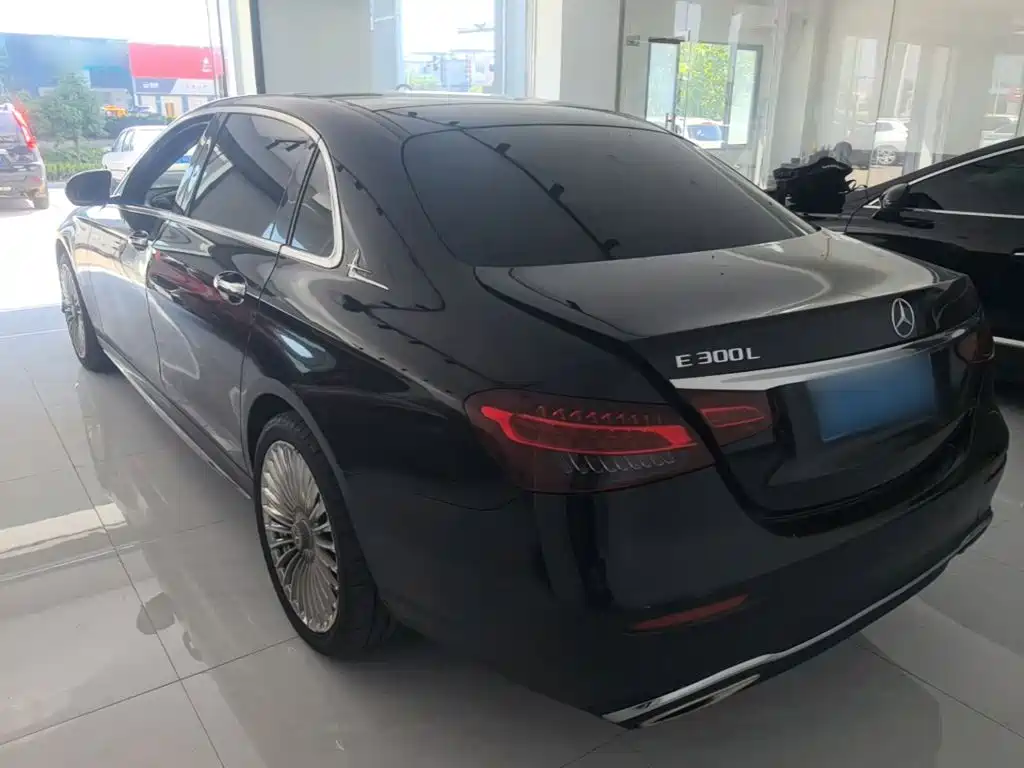 Mercedes-Benz E-Class — миниатюра 5