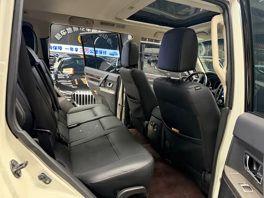 Mitsubishi Pajero (Import) — миниатюра 11