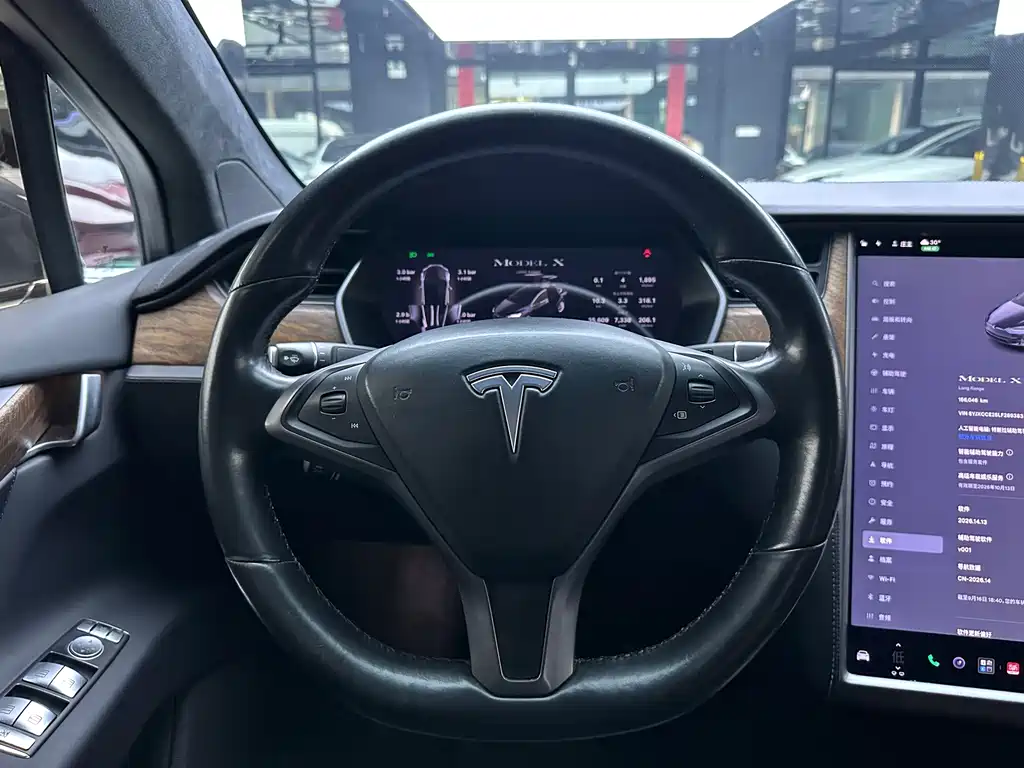 Tesla Model X — миниатюра 10