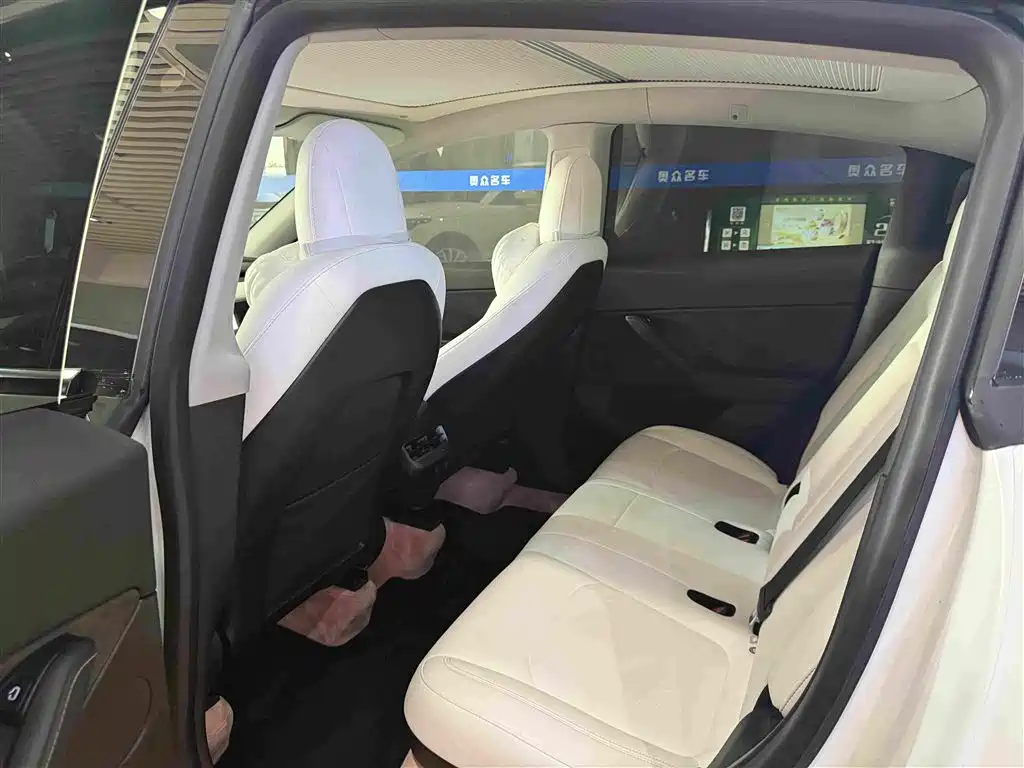 Tesla Model Y — миниатюра 7
