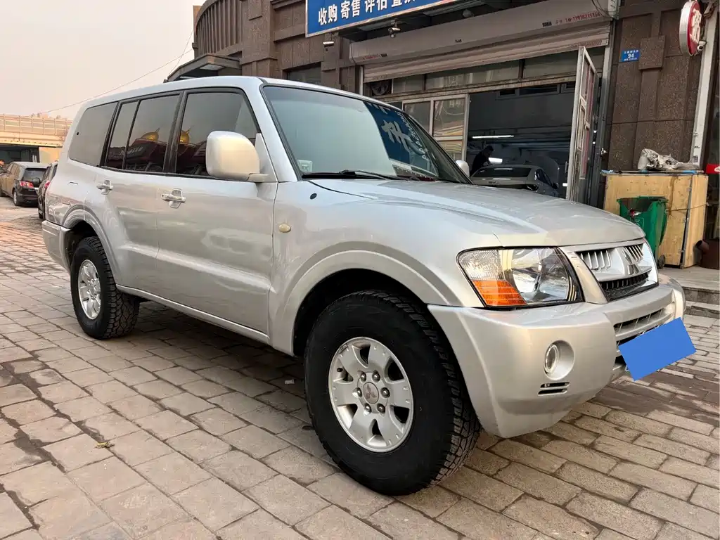 Mitsubishi Pajero — миниатюра 3