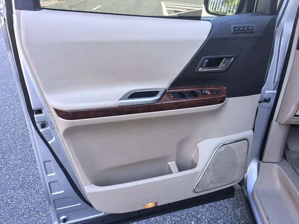 Toyota Alphard — миниатюра 28