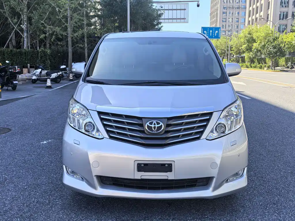 Toyota Alphard — миниатюра 10
