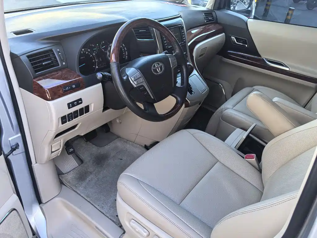 Toyota Alphard — миниатюра 26