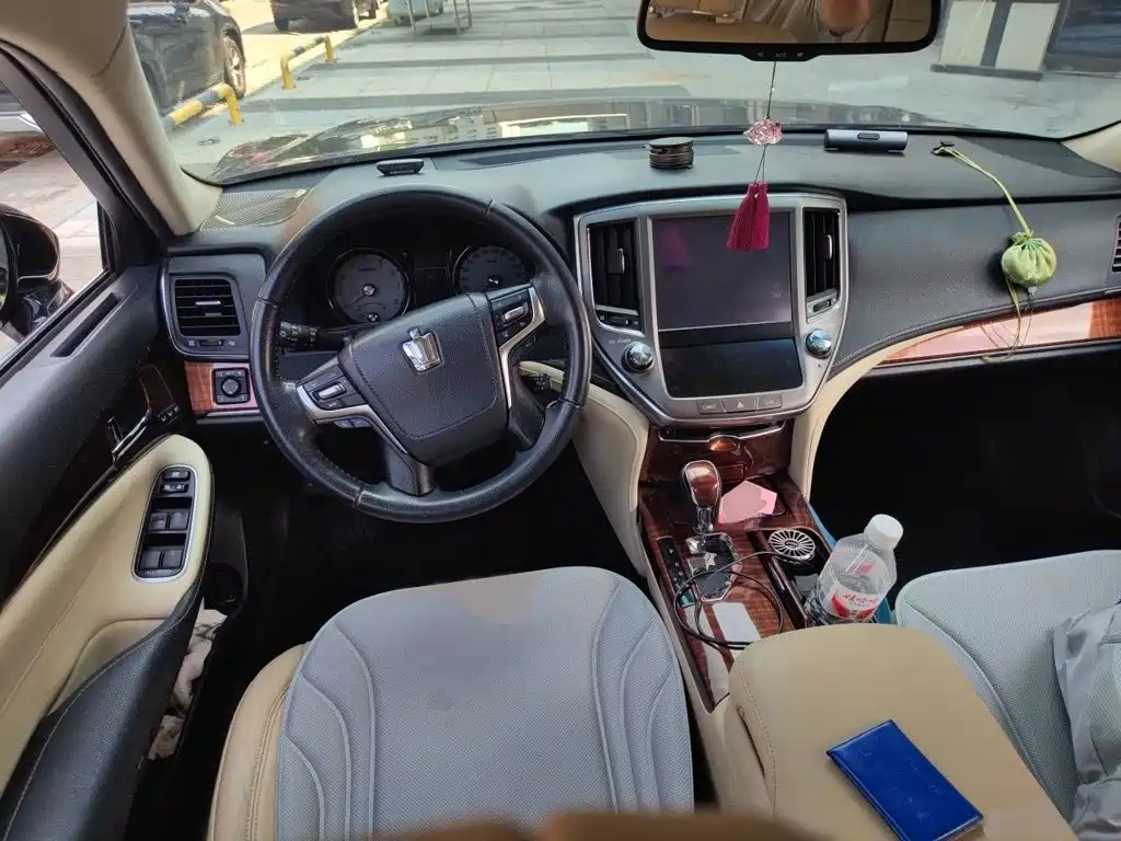 Toyota Crown — миниатюра 3