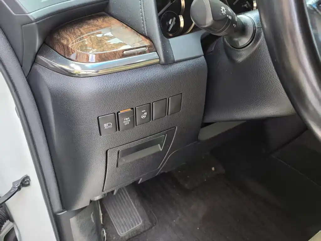 Toyota Alphard — миниатюра 4