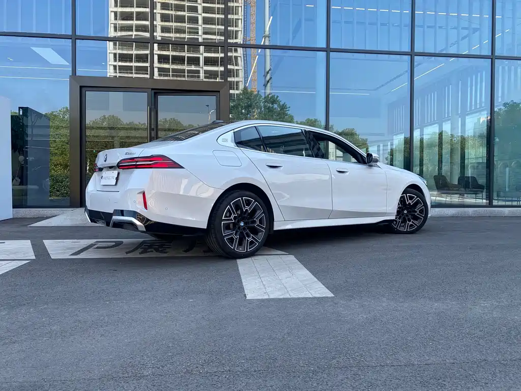 BMW 5 Series — миниатюра 5