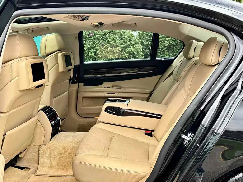 BMW 7 Series — миниатюра 6