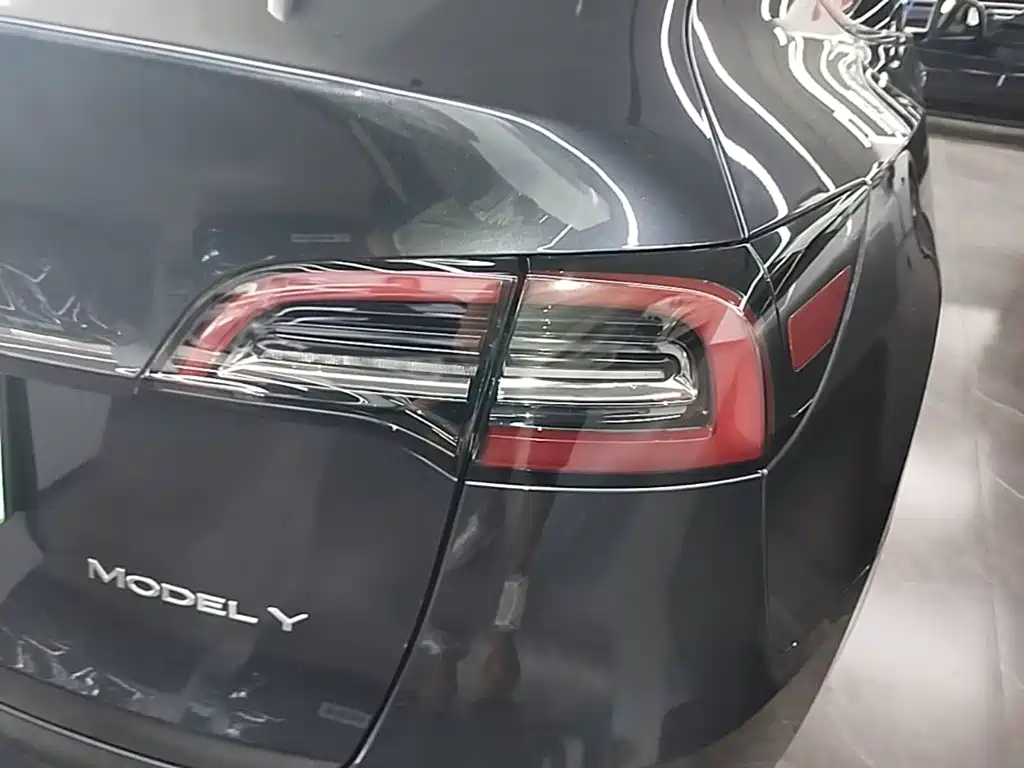 Tesla Model Y — миниатюра 8