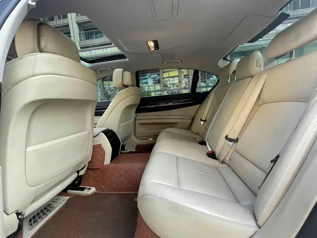 BMW 7 Series — миниатюра 11