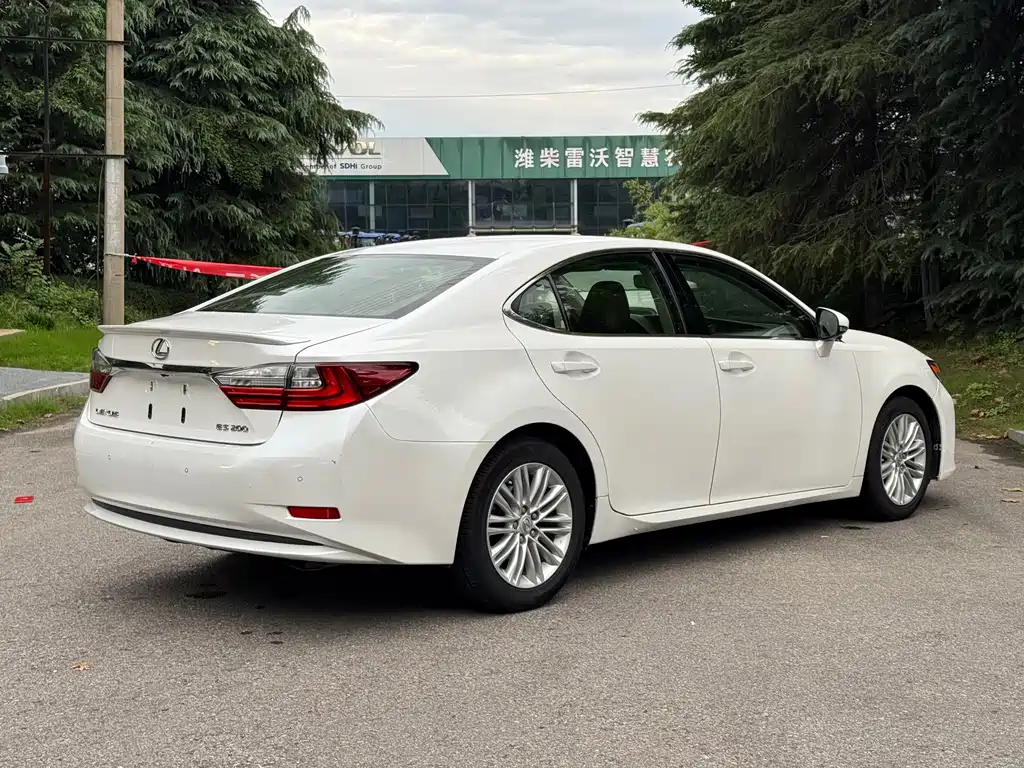 Lexus ES — миниатюра 11