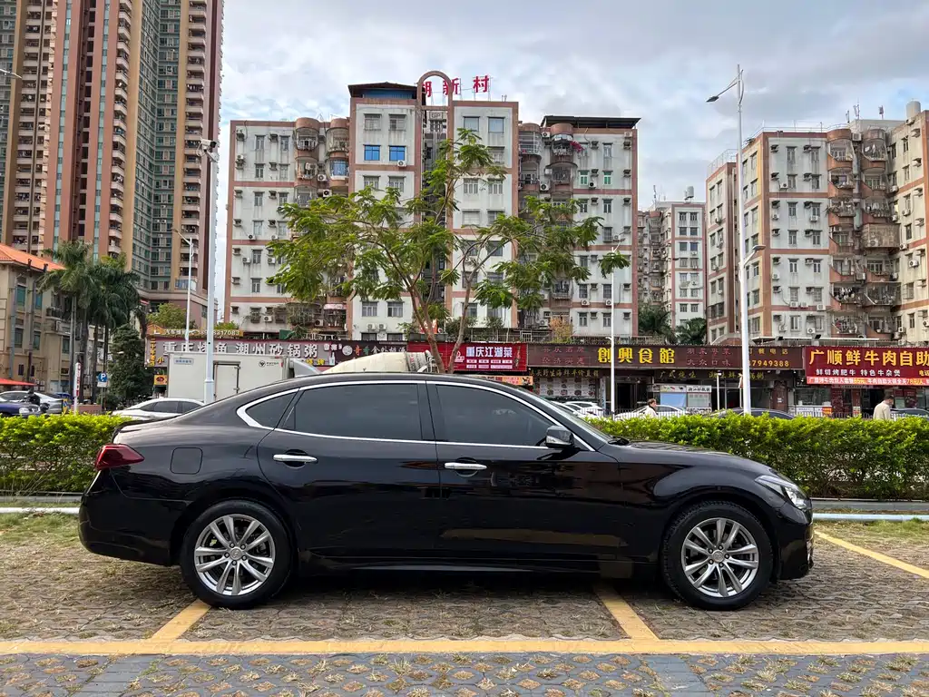 INFINITI Q70