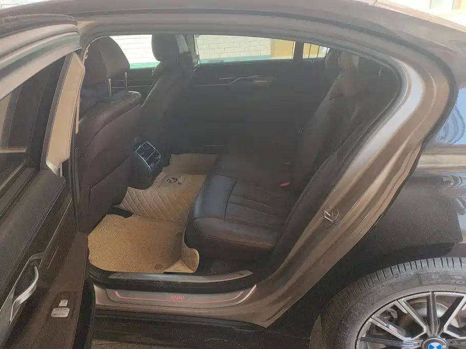 BMW 7 Series — миниатюра 11