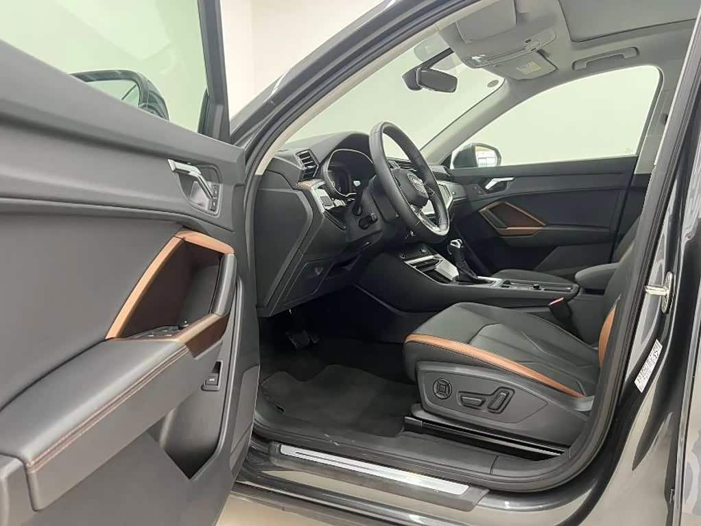 Audi Q3 1.4 л 2022 г. Серебристо-серый, пробег 6000 км