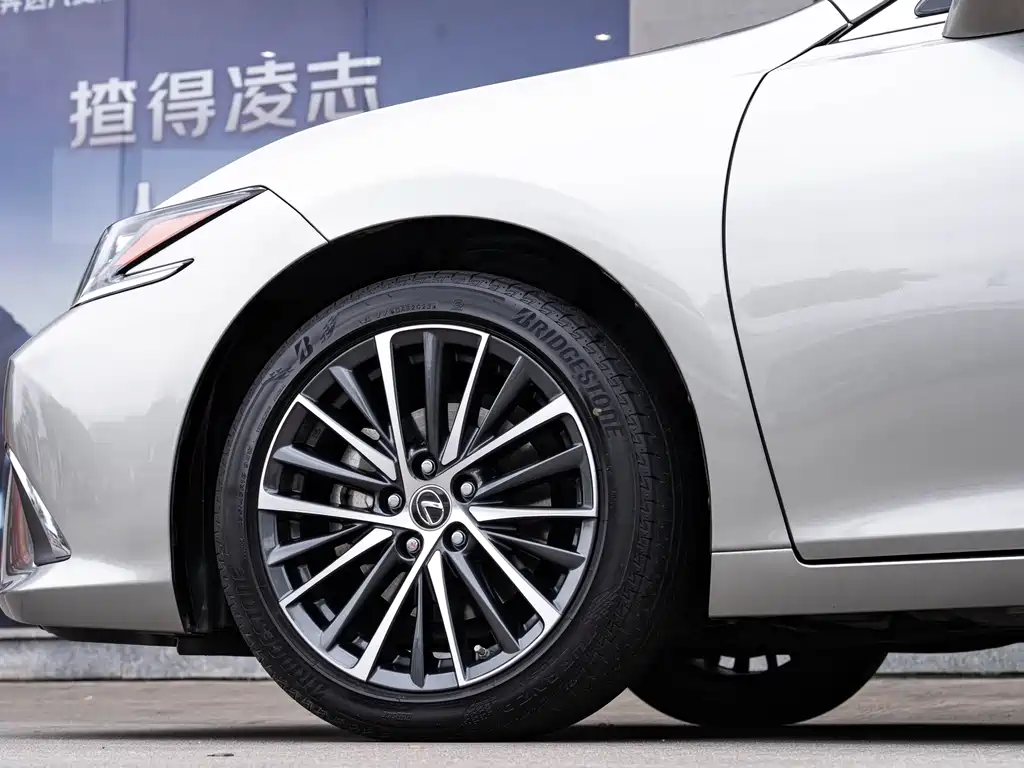 Lexus ES 2022 300h Premium