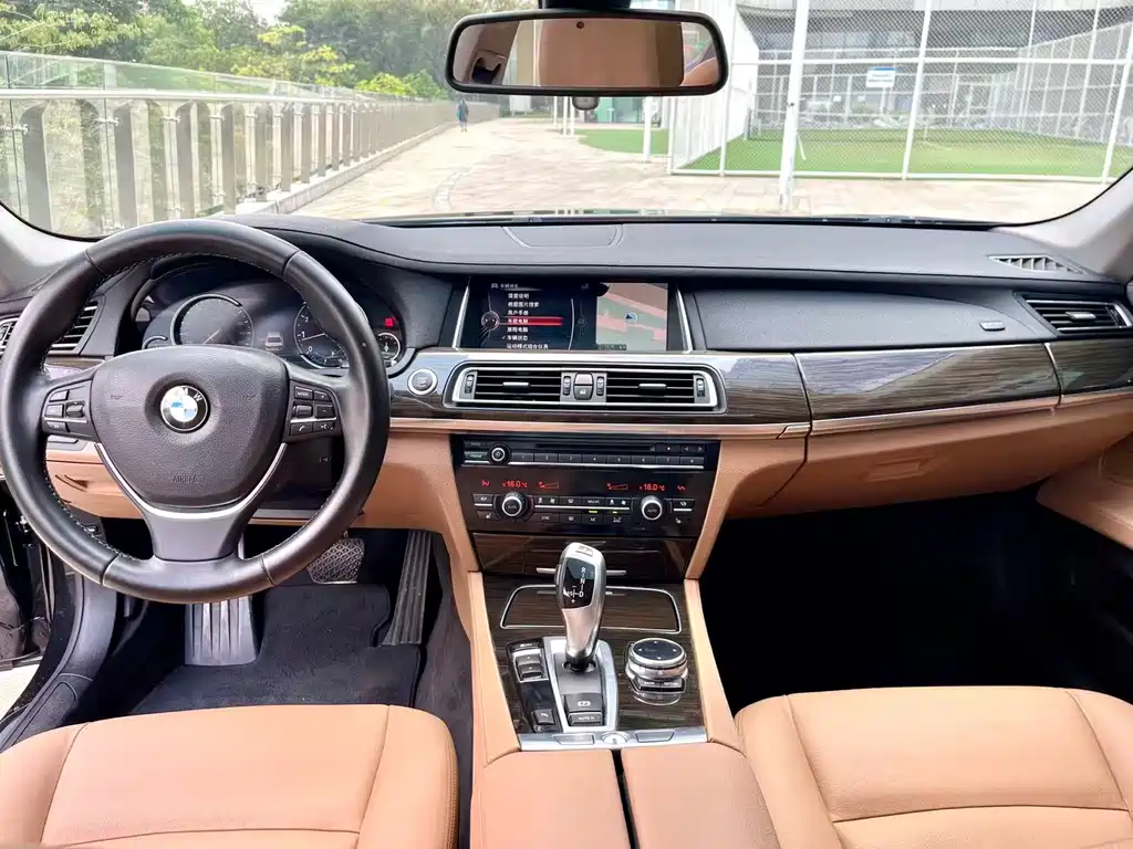 BMW 7 Series — миниатюра 9