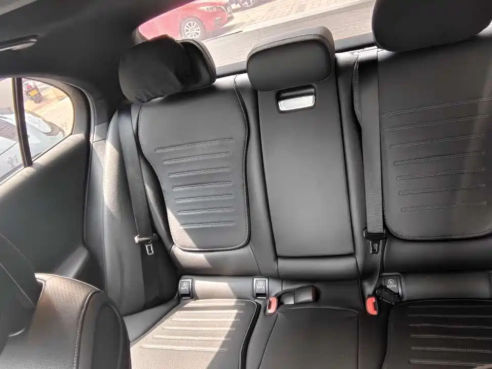 Mercedes-Benz C-Class — миниатюра 6