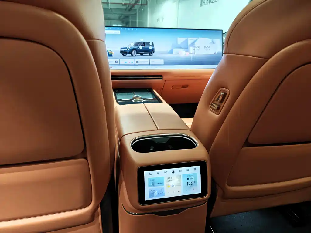 Lynk & Co 900 — миниатюра 8