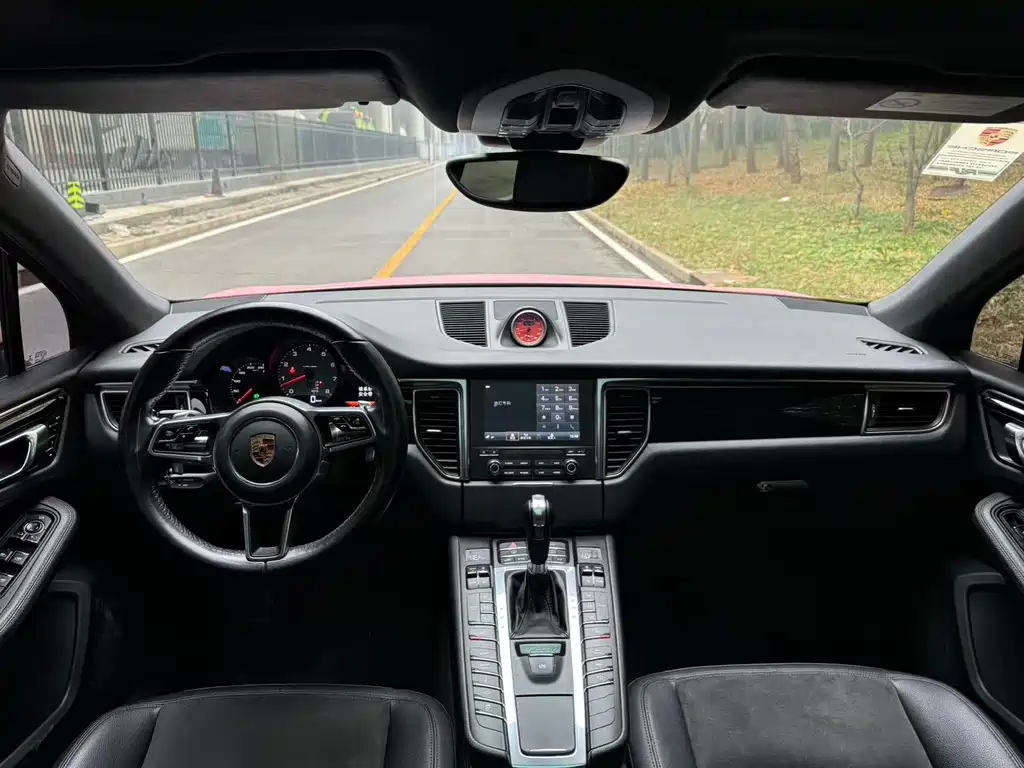 PORSCHE MACAN