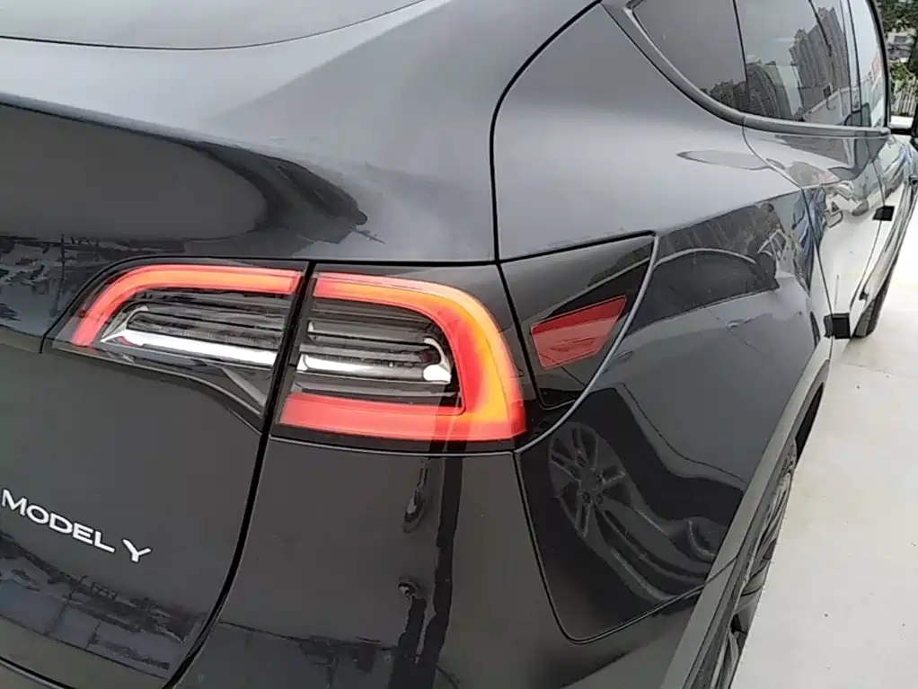 Tesla Model Y — миниатюра 8