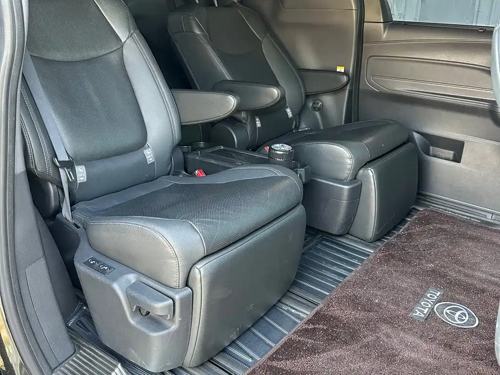 Toyota Sienna — миниатюра 8