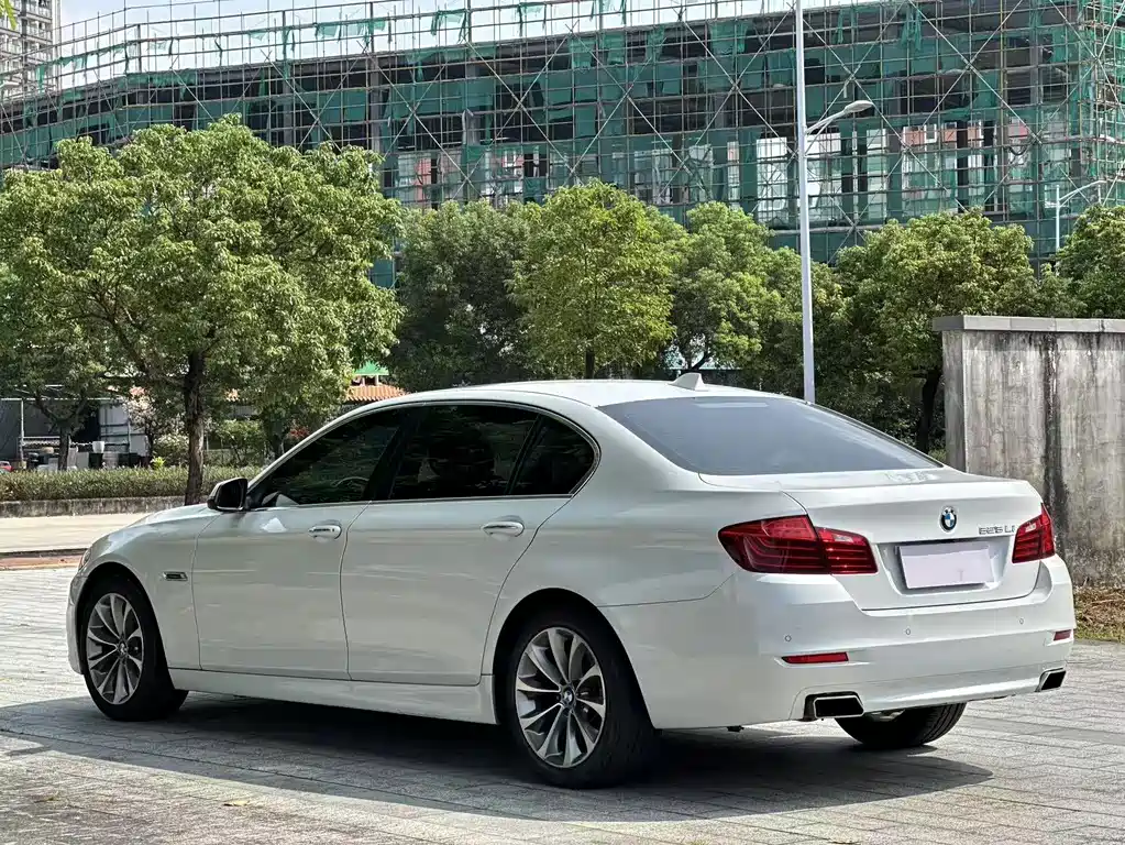 BMW 5 Series — миниатюра 7