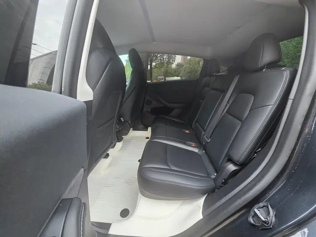 Tesla Model Y — миниатюра 12
