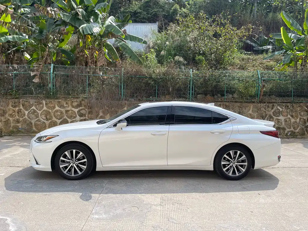 Lexus ES 2020 200