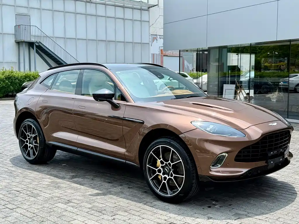 Купить Aston Martin DBX