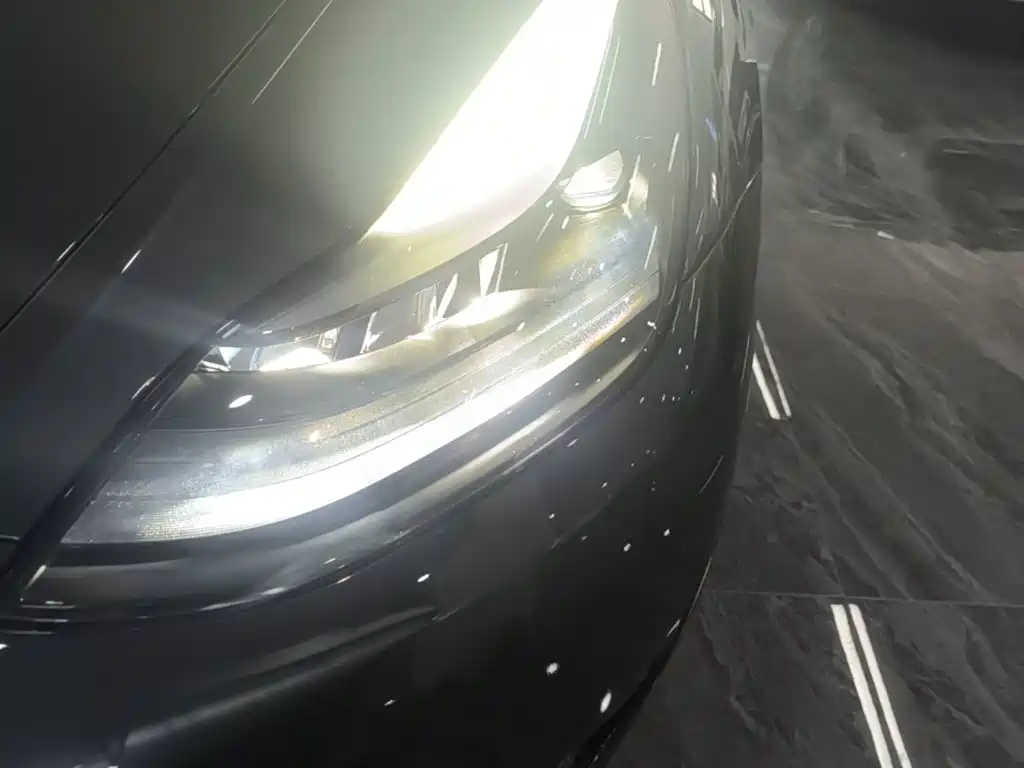 Tesla Model Y — миниатюра 18