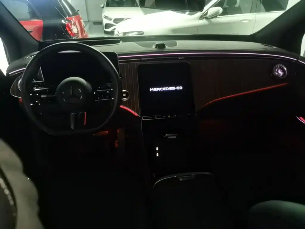 Mercedes-Benz EQE SUV — миниатюра 14