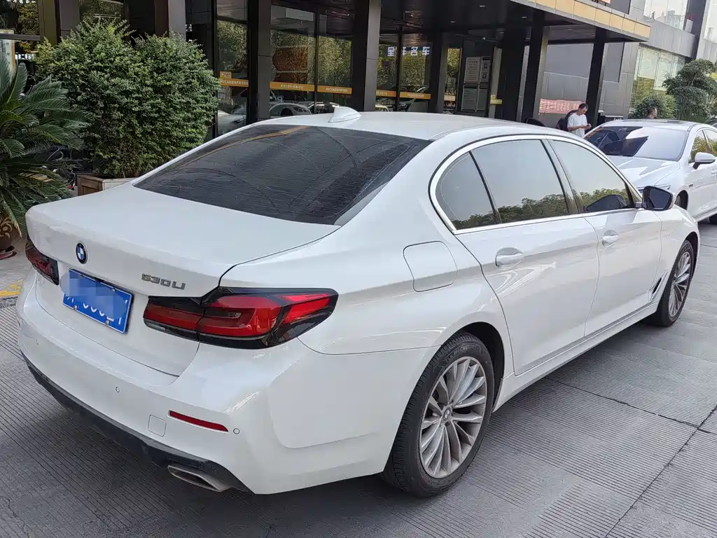BMW 5 Series — миниатюра 2