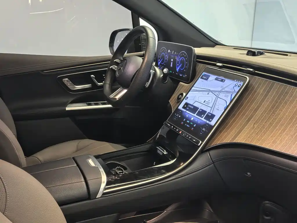 Mercedes-Benz EQE SUV — миниатюра 12