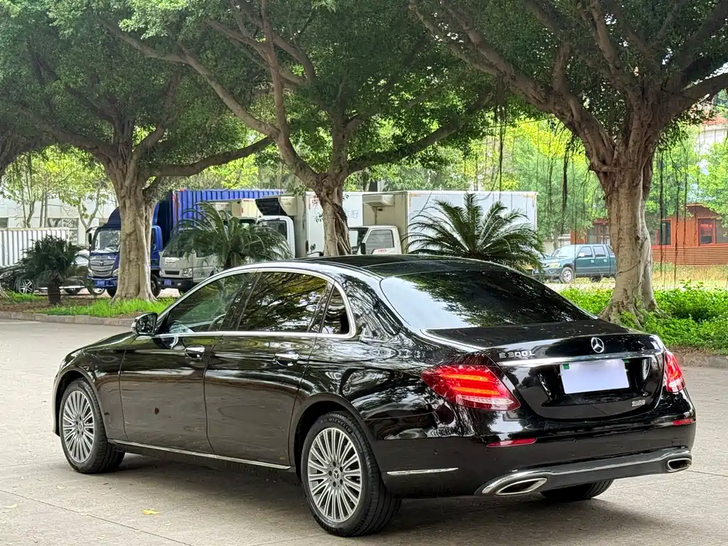 MERCEDES-BENZ E CLASS