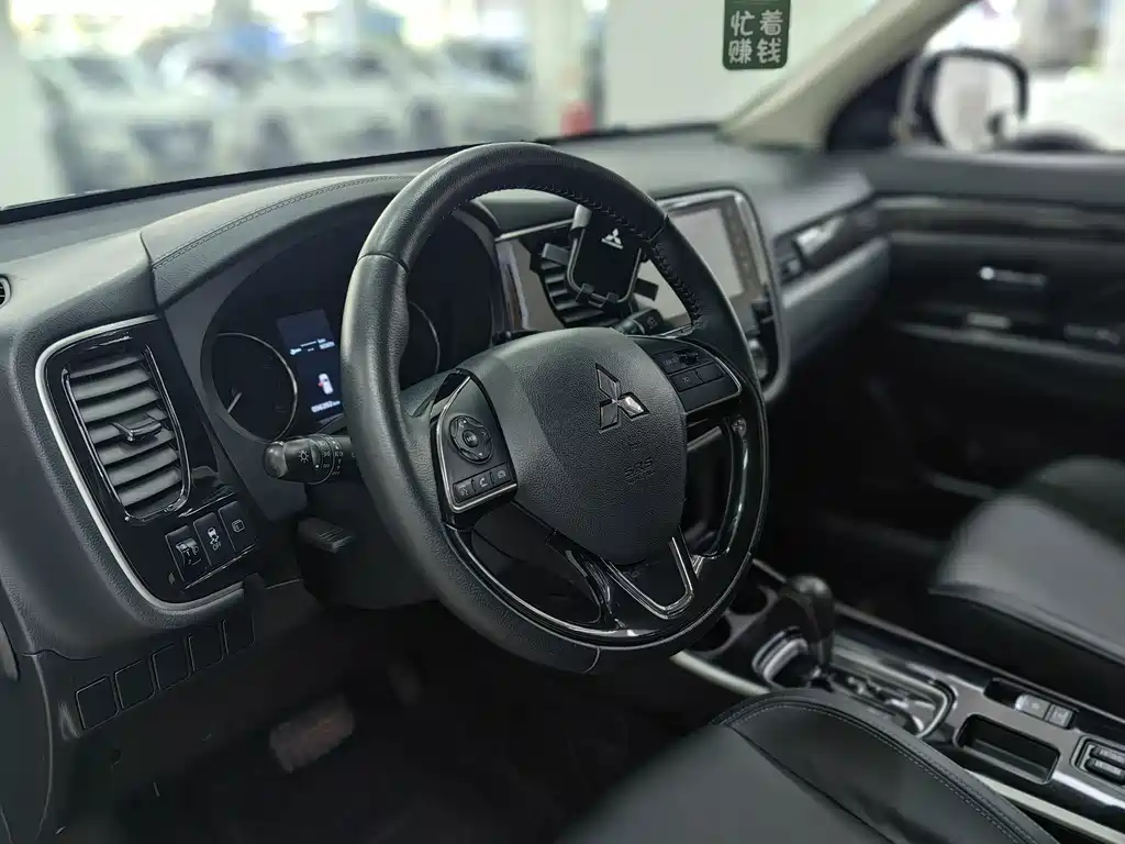 Mitsubishi Outlander — миниатюра 10