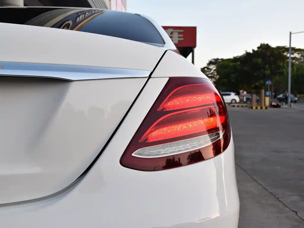 Mercedes-Benz E-Class — миниатюра 17