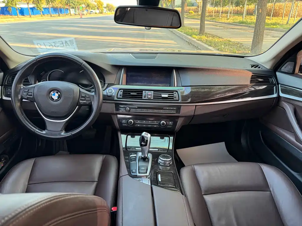 BMW 5 Series — миниатюра 6
