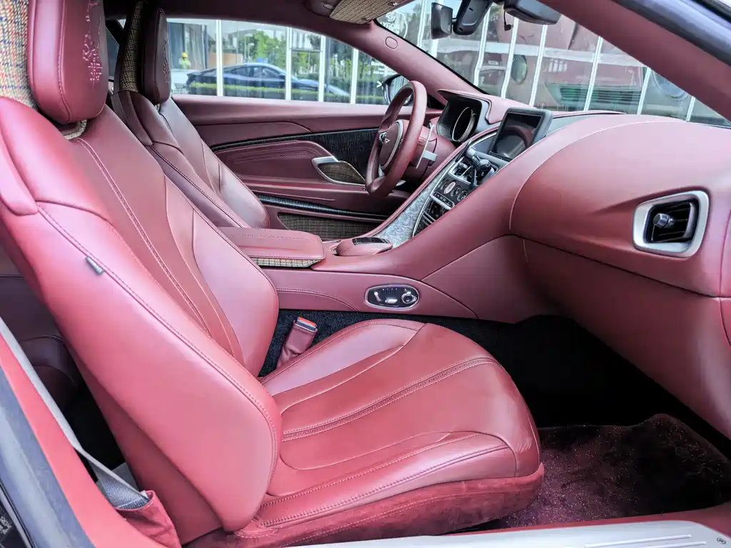 Aston Martin DB11 — миниатюра 32