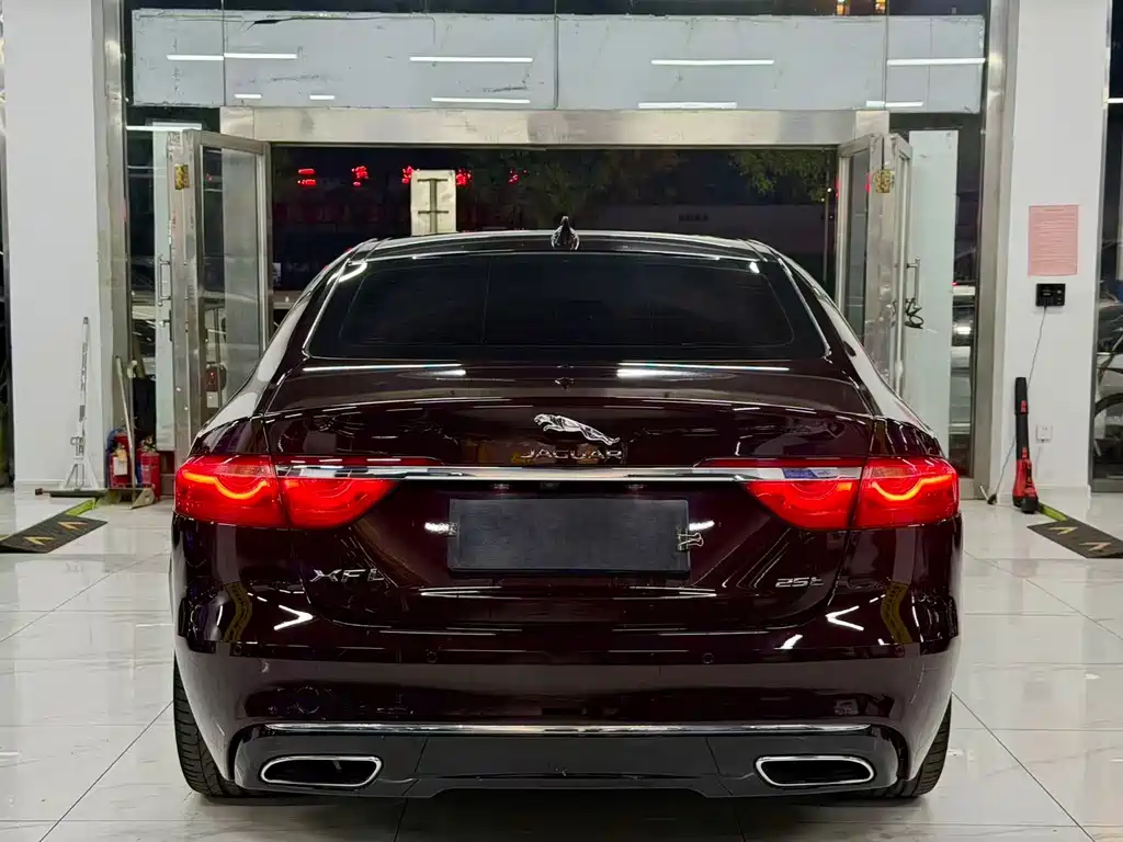 Jaguar XFL — миниатюра 4