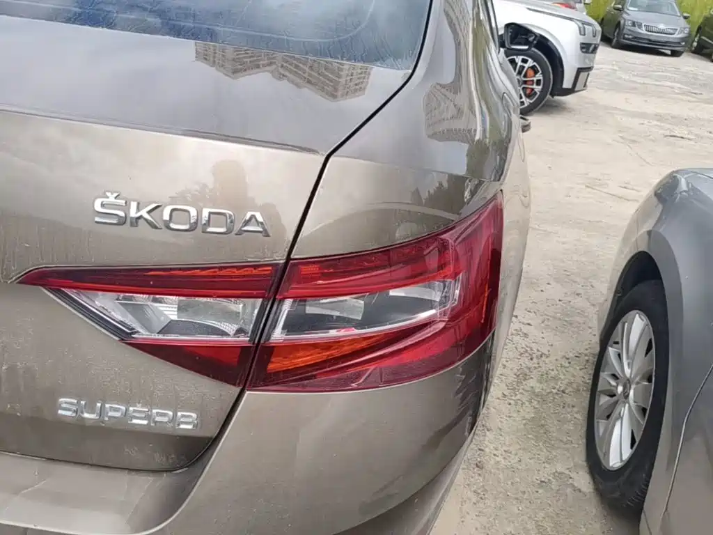 Skoda Superb — миниатюра 8