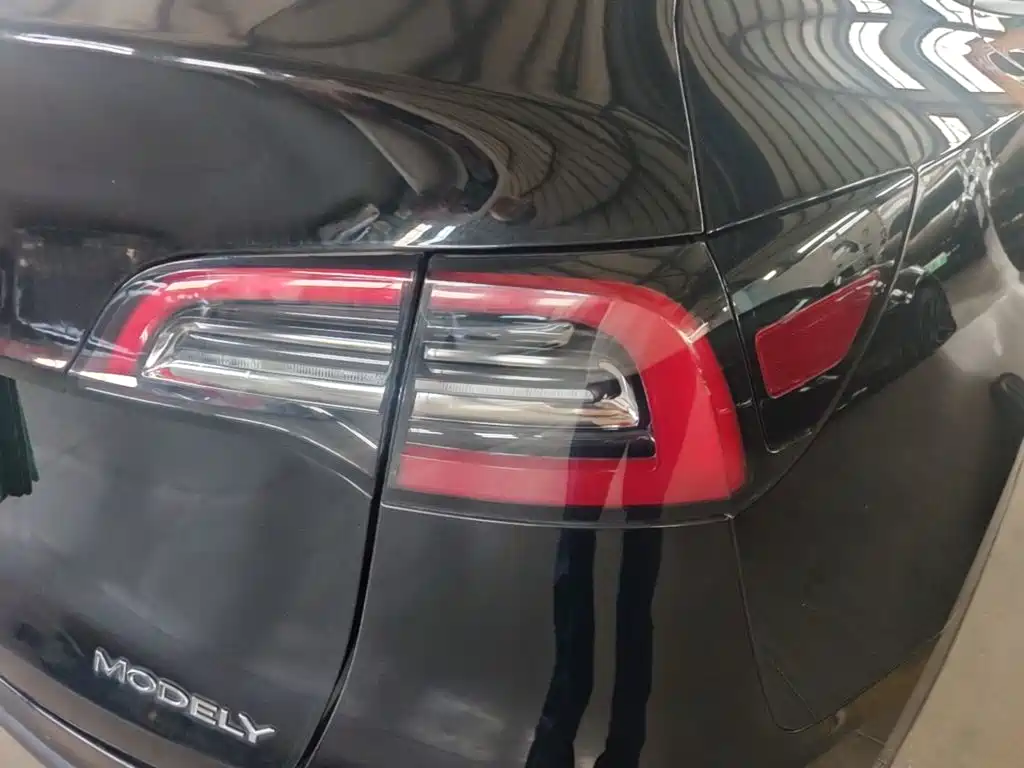 Tesla Model Y — миниатюра 8