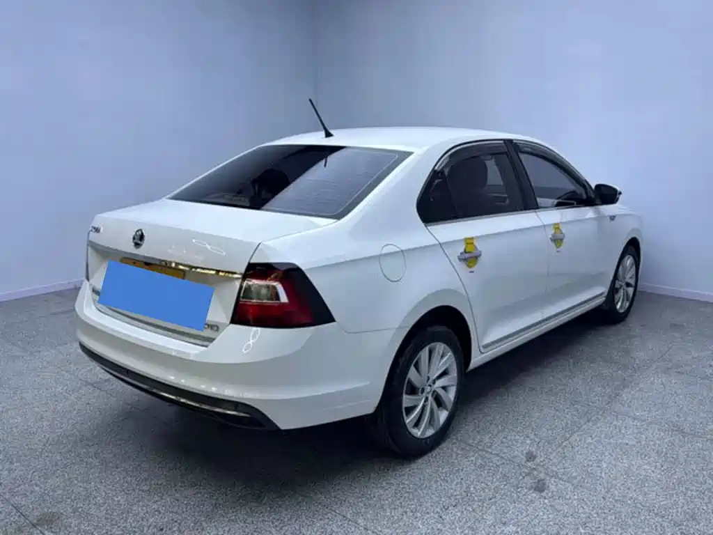 Skoda Rapid — миниатюра 6