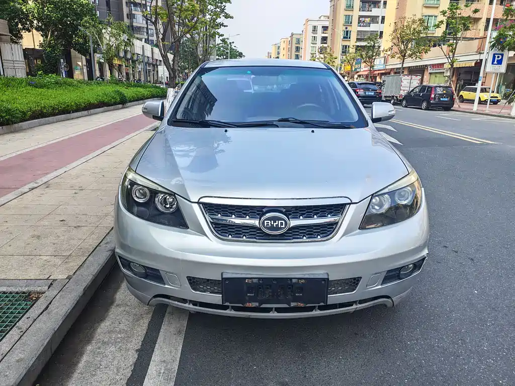 BYD S6 2014 2.0L MT Luxury 7 мест