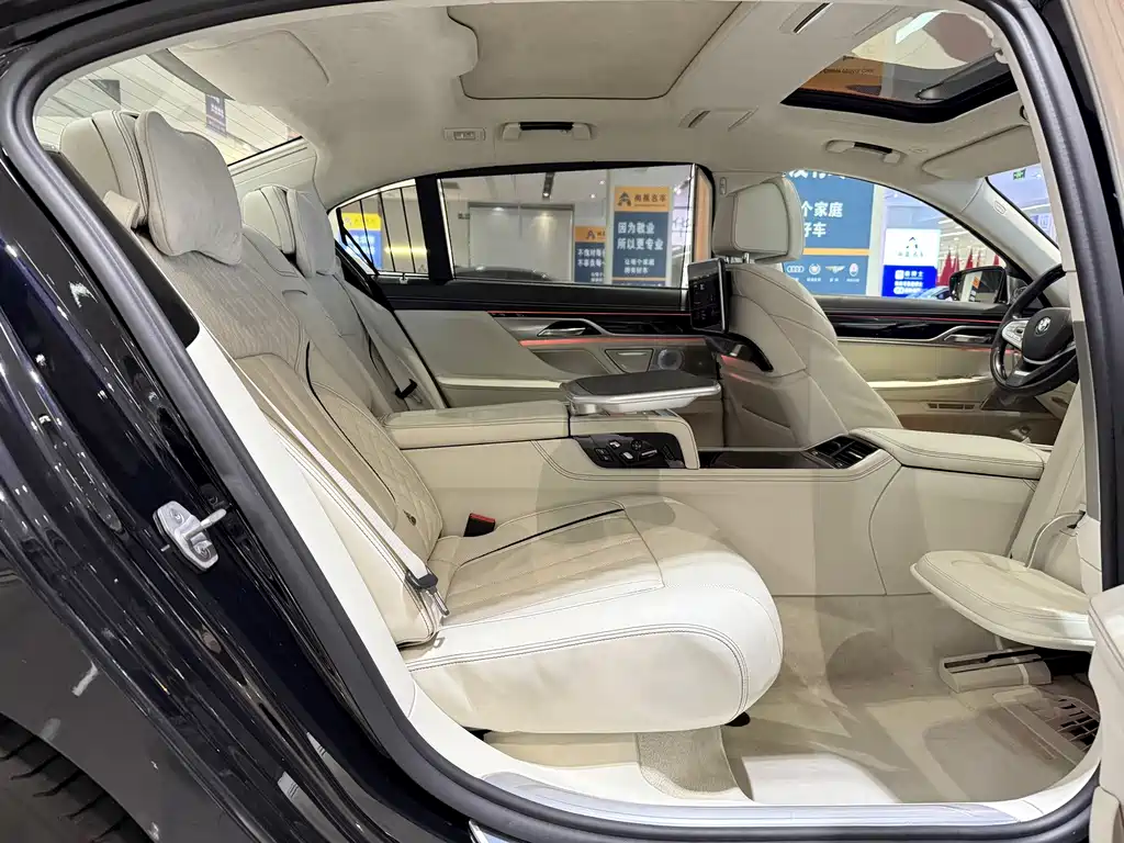 BMW 7 Series — миниатюра 12