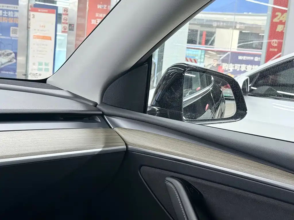 Tesla Model Y — миниатюра 9
