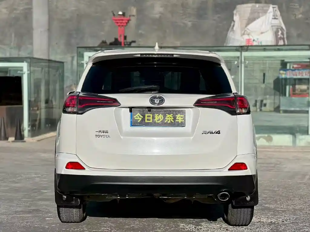 Toyota RAV4 — миниатюра 8