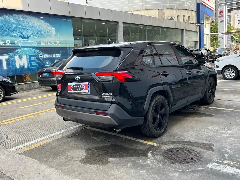 Toyota RAV4 — миниатюра 8